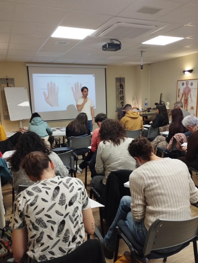 Alumnos siguiendo la explicación en el aula
