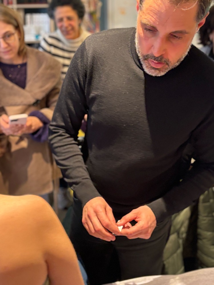 Práctica de acupuntura de cerca durante un seminario